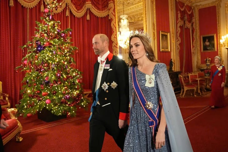 Công nương Kate Middleton đội vương miện 2.600 viên kim cương đón Tổng thống Đức - Ảnh 2.