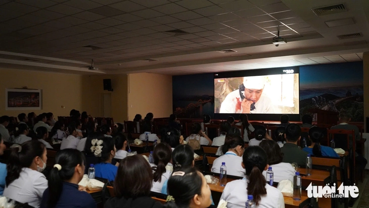 Cựu chiến binh nghẹn ngào xem Mưa đỏ trong bệnh viện - Ảnh 6.