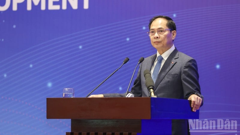 معاون نخست وزیر، بویی تان سون، در پنجمین کنفرانس بین المللی همکاری بین ویتنام و سازمان های غیردولتی خارجی و شرکای توسعه پایدار و شکوفا سخنرانی کرد. (عکس: DINH HOA)