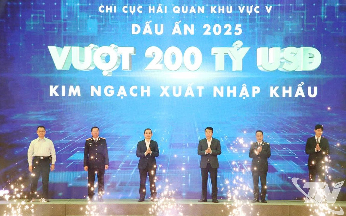 តំណាងថ្នាក់ដឹកនាំខេត្ត Thai Nguyen និង Bac Ninh និងផ្នែកគយបានប្រព្រឹត្តទៅពិធីប្រកាសពីព្រឹត្តិការណ៍សំខាន់នៃទំហំពាណិជ្ជកម្មនាំចេញនាំចូលរបស់តំបន់លើសពី 200 ពាន់លានដុល្លារអាមេរិក។