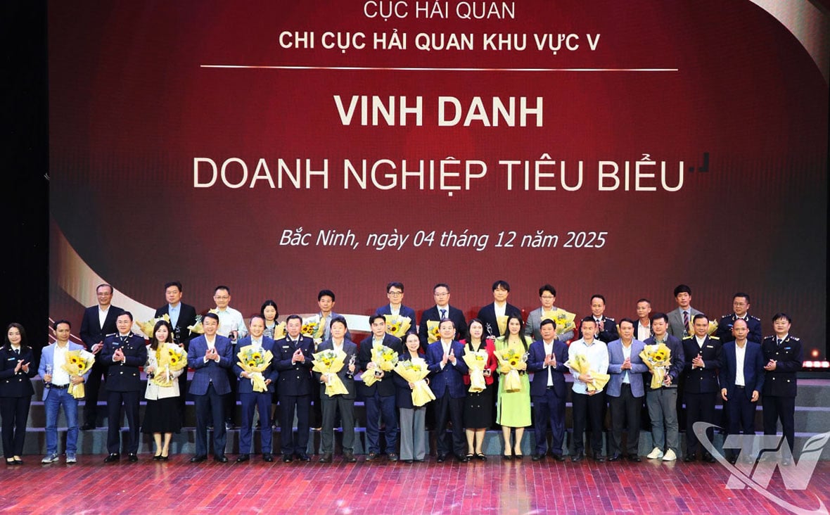 ថ្នាក់ដឹកនាំបានផ្តល់កិត្តិយសដល់សហគ្រាសកំពូលទាំង 10 ដែលមានចំណូលនាំចូល-នាំចេញច្រើនជាងគេ និងវិភាគទានថវិកាក្នុងខេត្តពីរគឺ Bac Ninh និង Thai Nguyen។