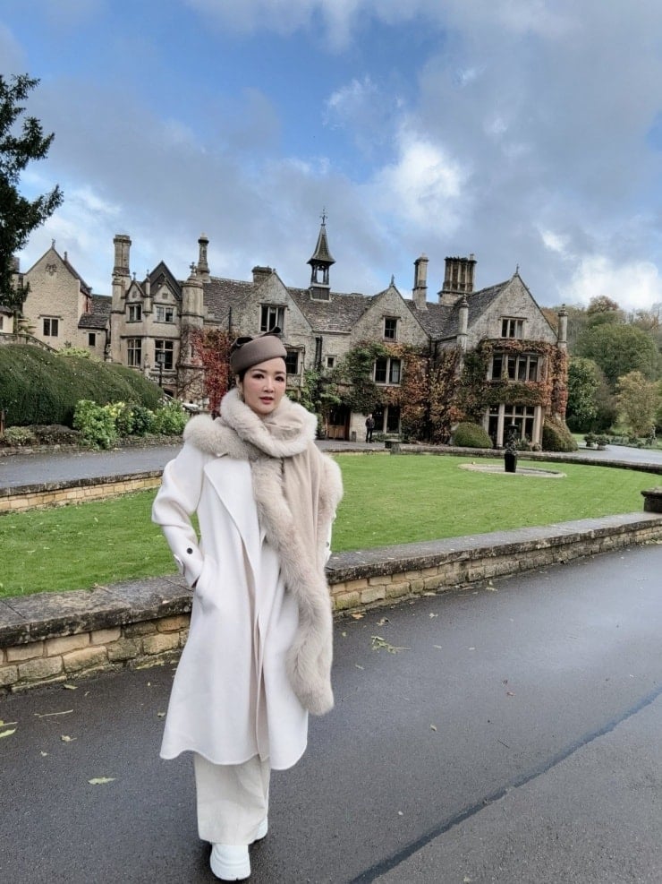 कैसल कॉम्बे में एक पुरानी सड़क के कोने पर विशिष्ट पत्थर के घर हैं।