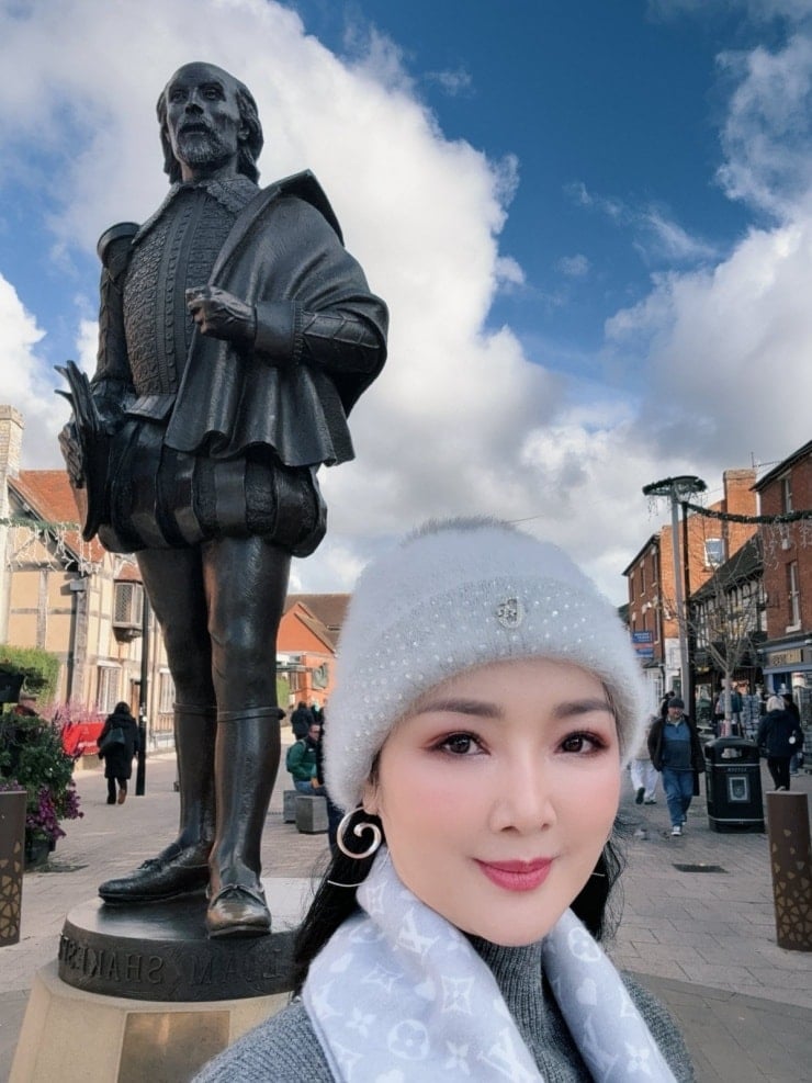 मैनर हाउस के बाहर, एक ऐतिहासिक हवेली जो अब एक लक्जरी होटल है।