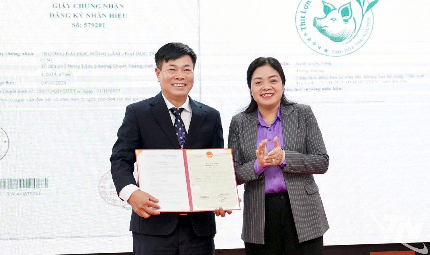 Naib Pengerusi Jawatankuasa Rakyat Wilayah, Nguyen Thi Loan, menganugerahkan Sijil tanda dagangan