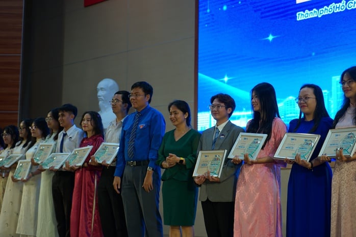 Vinh danh 113 cán bộ trẻ tiêu biểu và 448 sinh viên 5 tốt ĐHQG TPHCM - Ảnh 2.