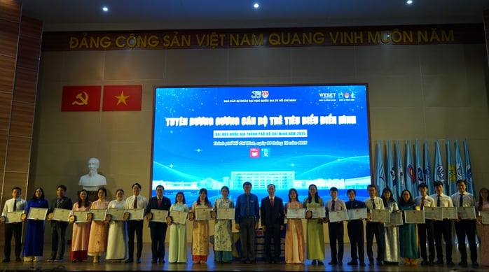 Vinh danh 113 cán bộ trẻ tiêu biểu và 448 sinh viên 5 tốt ĐHQG TPHCM - Ảnh 4.