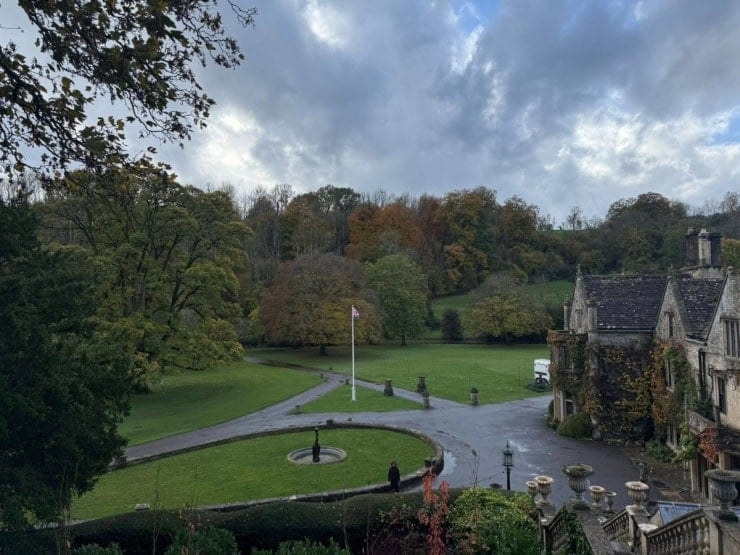 Panoramablick auf das alte Dorf Castle Combe mit seiner Steinbrücke und den alten Häusern.