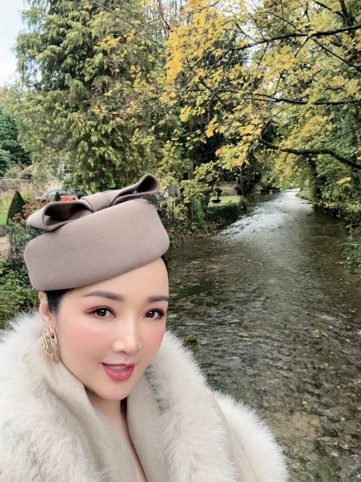 Die asphaltierte Straße ist menschenleer, es gibt weder Stromleitungen noch moderne Schilder.