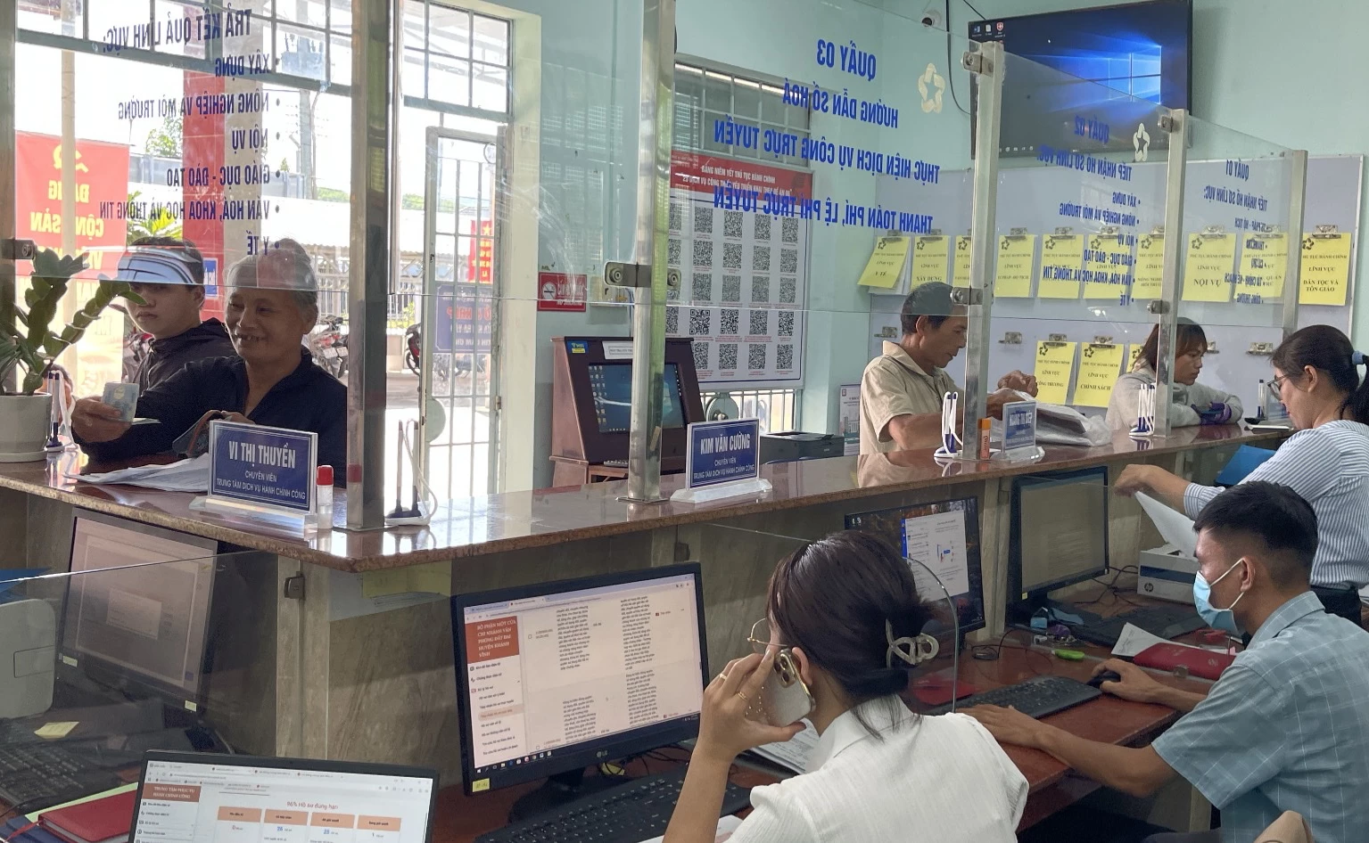 אנשים מבצעים עסקאות במרכז המנהלי של הקהילה טרונג חאן וין.