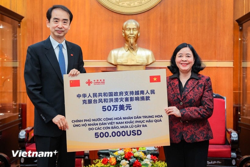 Chairwoman of the Central Committee of the Vietnam Fatherland Front Bui Thi Minh Hoai received 500,000 USD from the Chinese Government through the Chinese Embassy in Vietnam to send to people in the provinces to overcome the consequences of floods. (Photo: Hoai Nam/Vietnam+)