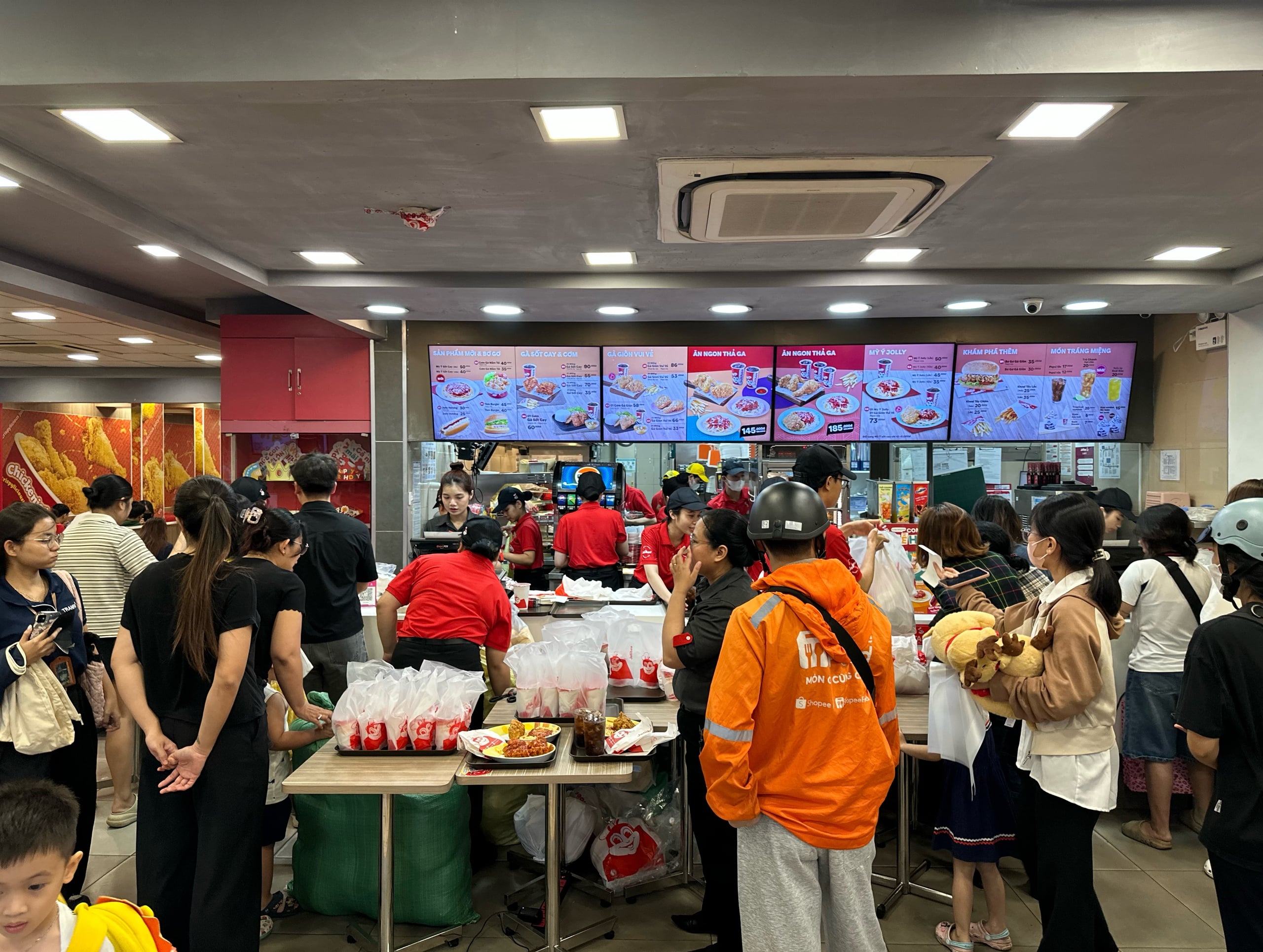 Đông nghẹt người ở TP.HCM đi ăn gà rán để... 'săn' tuần lộc: Cơn sốt Noel 2025 - Ảnh 1.