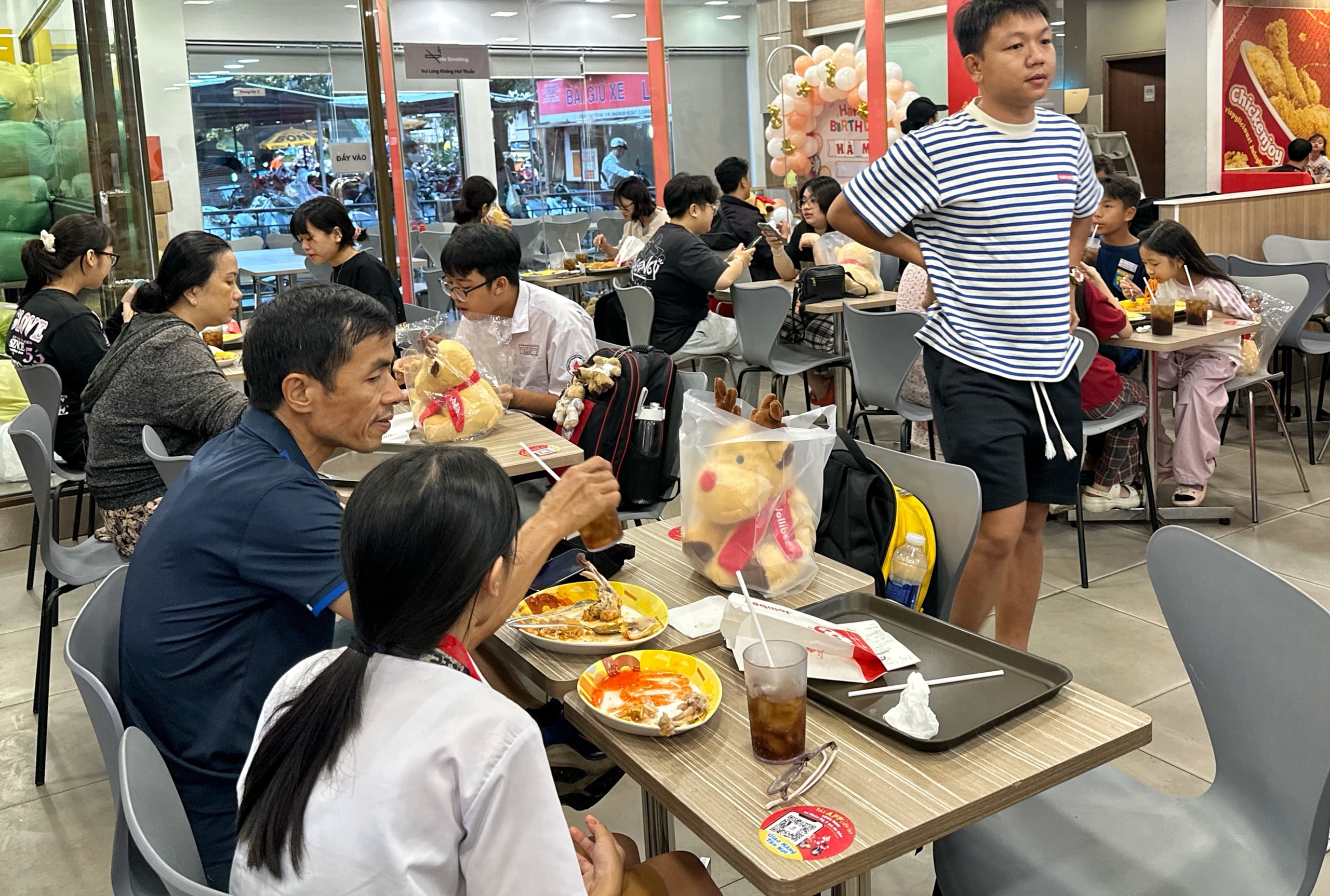 Đông nghẹt người ở TP.HCM đi ăn gà rán để... 'săn' tuần lộc: Cơn sốt Noel 2025 - Ảnh 3.