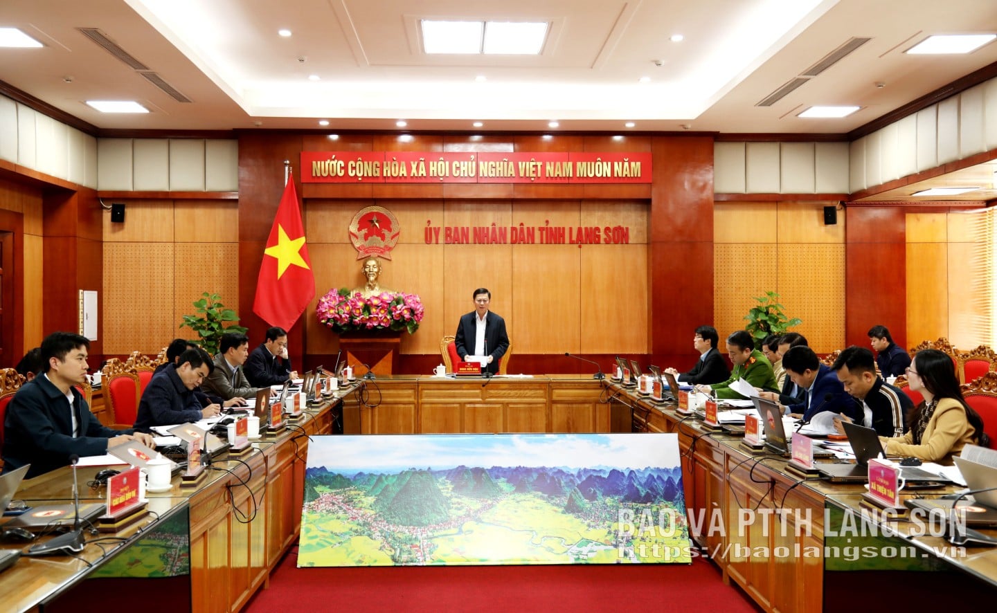 Komrad Dinh Huu Hoc, Naib Pengerusi Tetap Jawatankuasa Rakyat Wilayah Lang Son mempengerusikan mesyuarat itu.