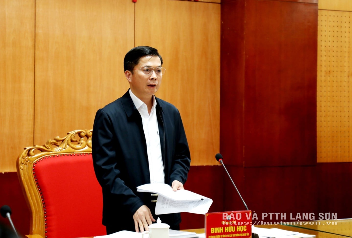 Komrad Dinh Huu Hoc, Naib Pengerusi Tetap Jawatankuasa Rakyat Wilayah Lang Son, memberi ucapan mengarahkan mesyuarat itu.