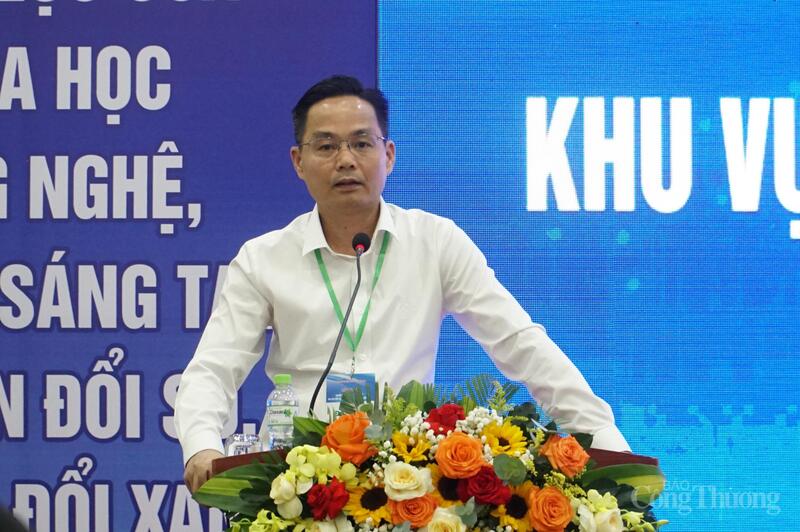 Dl. Hoang Xuan Phong - Directorul Centrului de Promovare a Industriei și Comerțului Thanh Hoa a vorbit la conferință.