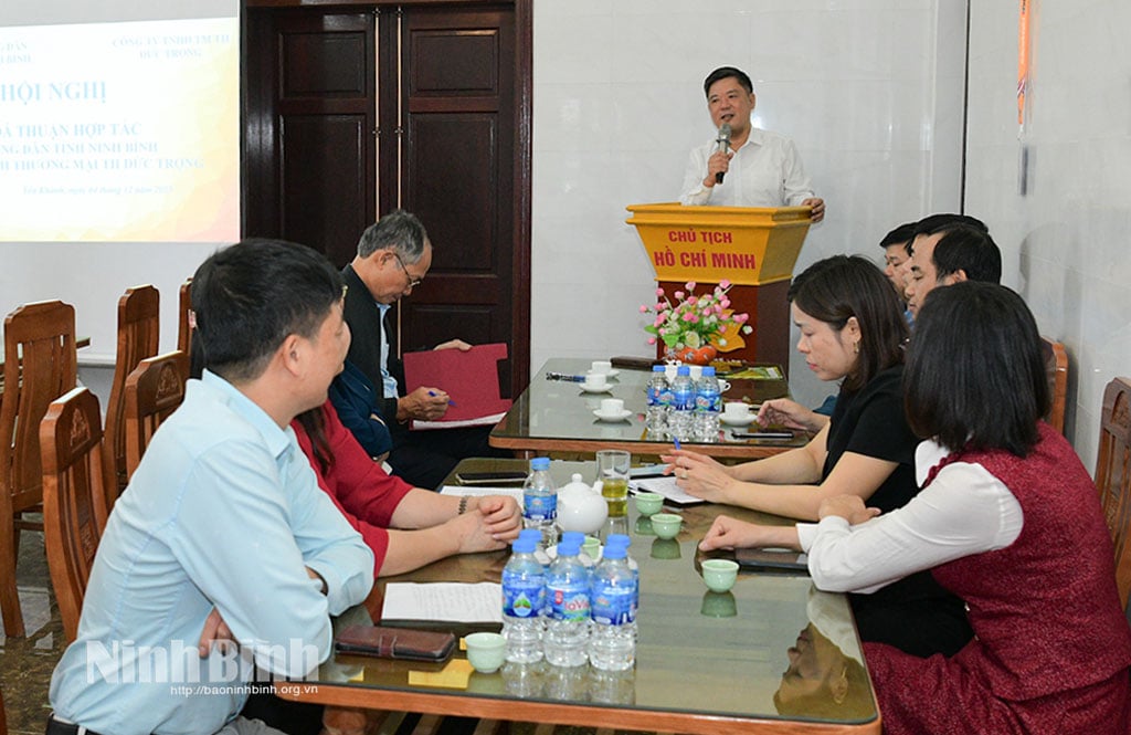 Сцена конференції.