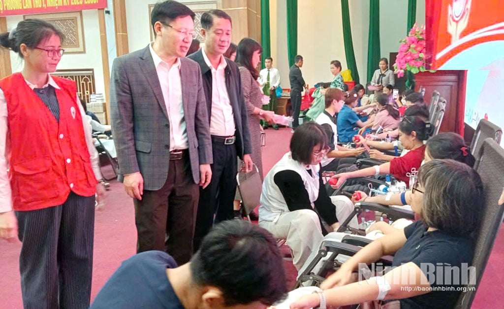 Leaders of the Provincial Red Cross Society and leaders of Ly Thuong Kiet ward encouraged volunteers to donate blood at the festival.