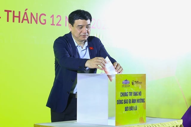 HLV Harry Kewell cùng Văn Quyết, Hùng Dũng quyên góp hỗ trợ đồng bào vùng lũ- Ảnh 1.