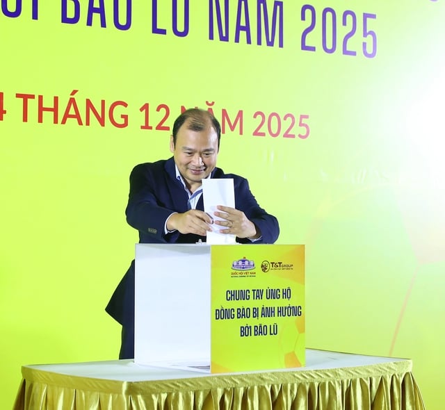 HLV Harry Kewell cùng Văn Quyết, Hùng Dũng quyên góp hỗ trợ đồng bào vùng lũ- Ảnh 2.