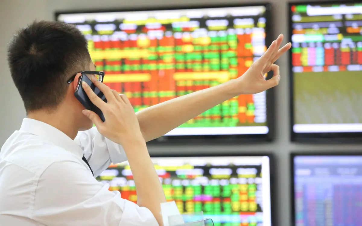 El hecho de que VN-Index haya cerrado en el nivel más alto del día con gran liquidez muestra que los compradores continúan manteniendo la iniciativa. Việc VN-Index đóng cửa ở vùng cao nhất ngày cùng thanh khoản lớn cho thấy bên mua tiếp tục nắm thế chủ động