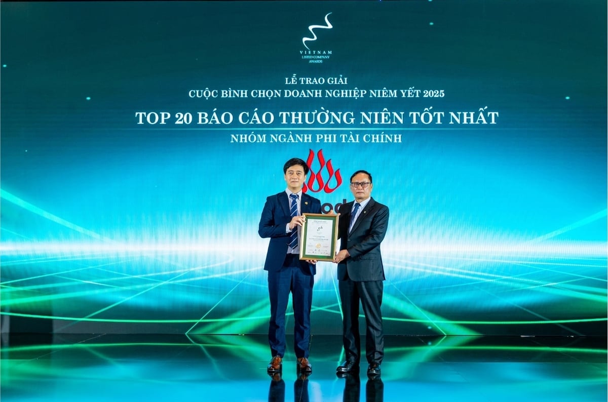 Ông Nguyễn Mạnh Cường - Đại diện Nafoods Group nhận danh hiệu Top 20 Báo cáo thường niên tốt nhất năm 2025.