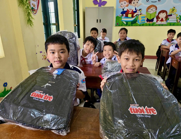 Thầy hiệu trưởng ở Phú Yên cũ bật khóc vì ám ảnh trận lũ dữ - Ảnh 1.