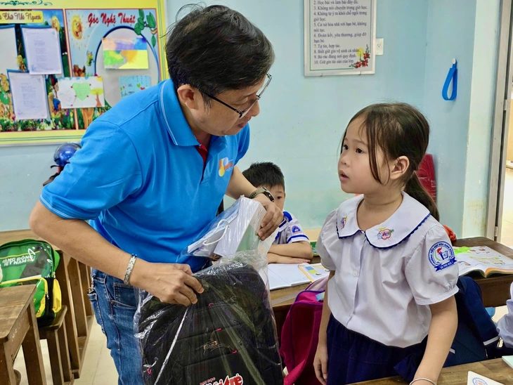 Thầy hiệu trưởng ở Phú Yên cũ bật khóc vì ám ảnh trận lũ dữ - Ảnh 2.