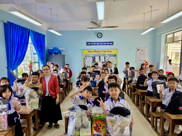 Thầy hiệu trưởng ở Phú Yên cũ bật khóc vì ám ảnh trận lũ dữ - Ảnh 4.