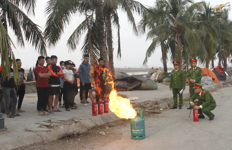 ການຝຶກອົບຮົມແລະການໂຄສະນາສໍາລັບເຈົ້າຂອງເຮືອແລະປະຊາຊົນກ່ຽວກັບການປ້ອງກັນແລະການຕໍ່ສູ້ໄຟ