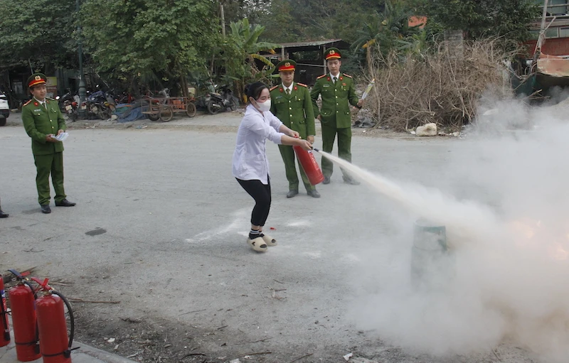 ການຝຶກອົບຮົມແລະການໂຄສະນາສໍາລັບເຈົ້າຂອງເຮືອແລະປະຊາຊົນກ່ຽວກັບການປ້ອງກັນແລະການຕໍ່ສູ້ໄຟ