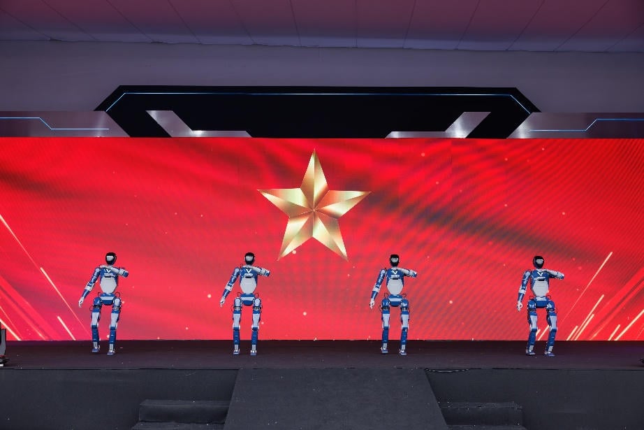 Robot VinMotion membuat persembahan di acara A80.