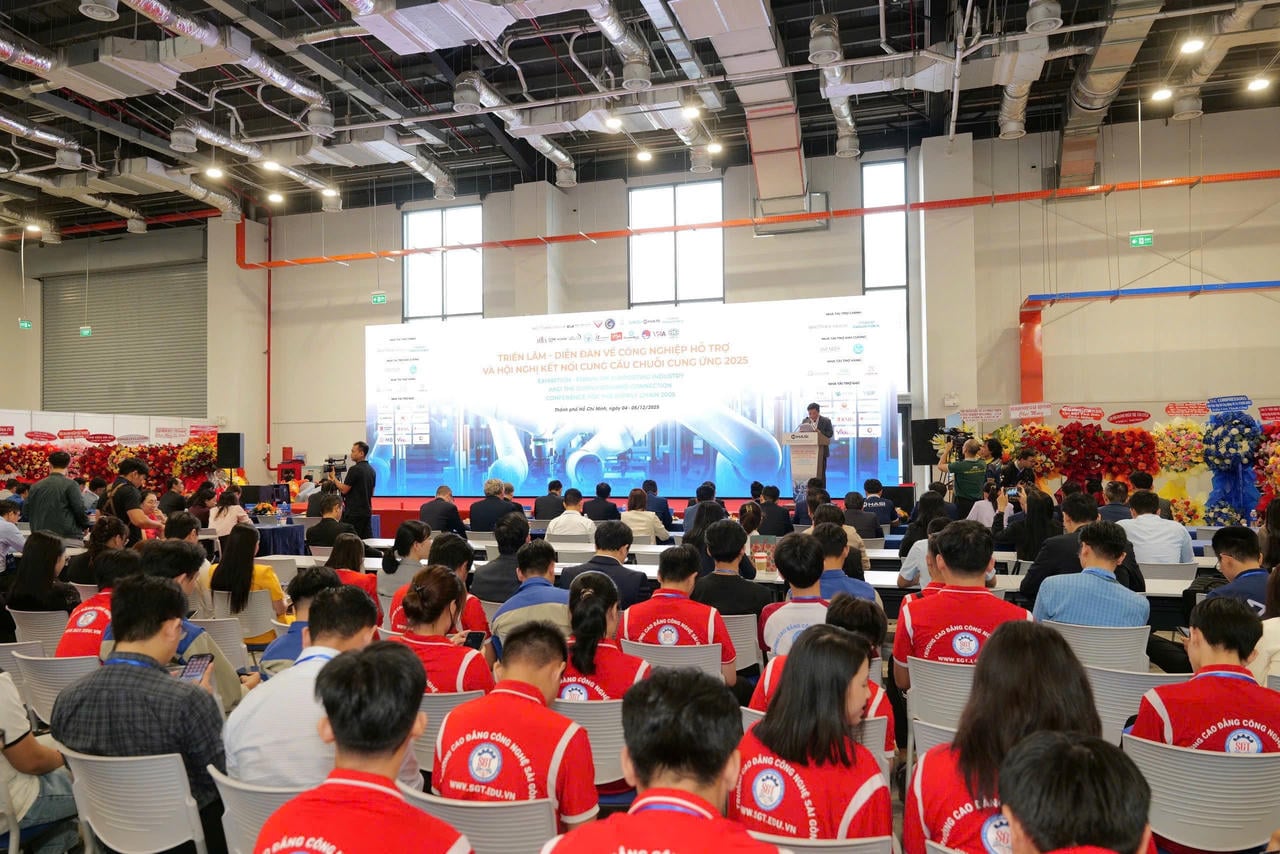 صورة بانورامية للمنتدى.