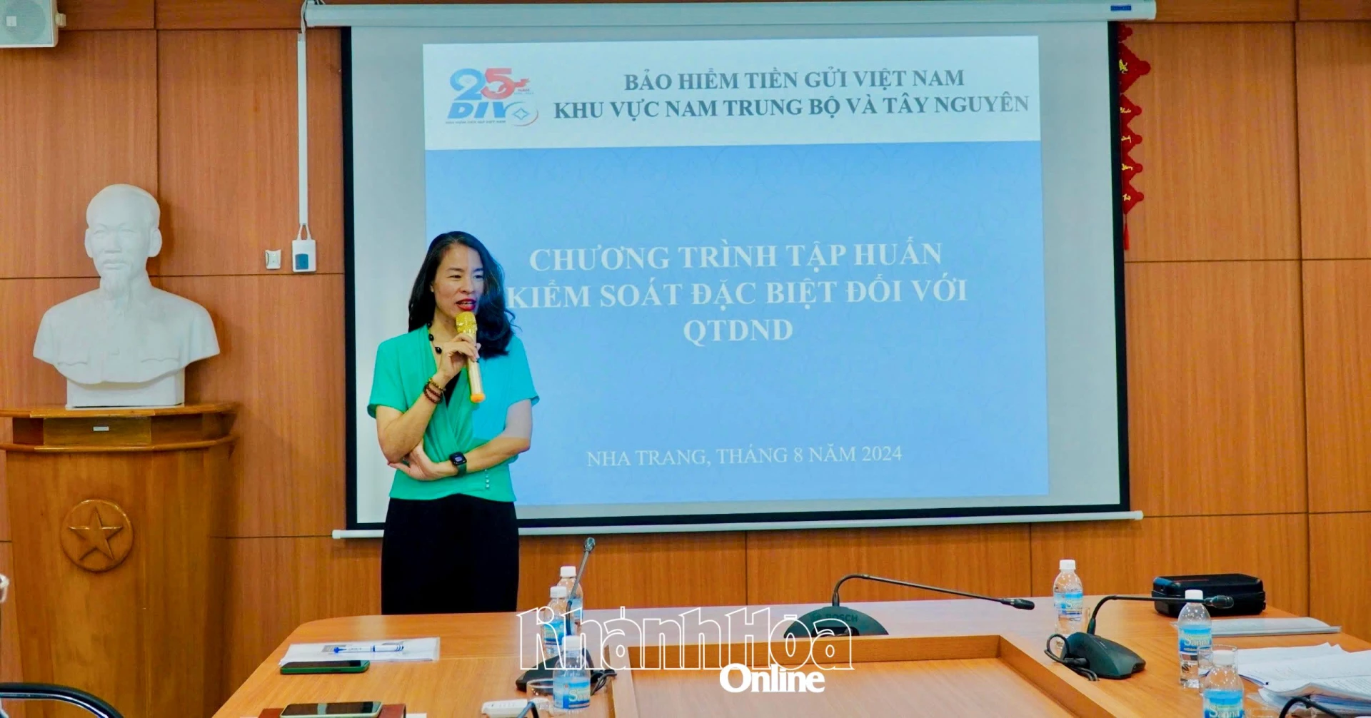 ສາຂາ​ປະກັນ​ໄພ​ເງິນ​ຝາກ​ຫວຽດນາມ ຢູ່​ເຂດ​ພູດ​ອຍ​ພາກ​ກາງ ​ແລະ ພາກ​ກາງ ​ໄດ້​ຝຶກ​ອົບຮົມ​ກ່ຽວ​ກັບ​ການ​ຄວບ​ຄຸມ​ເງິນ​ກູ້​ຂອງ​ປະຊາຊົນ​ເປັນ​ພິ​ເສດ.