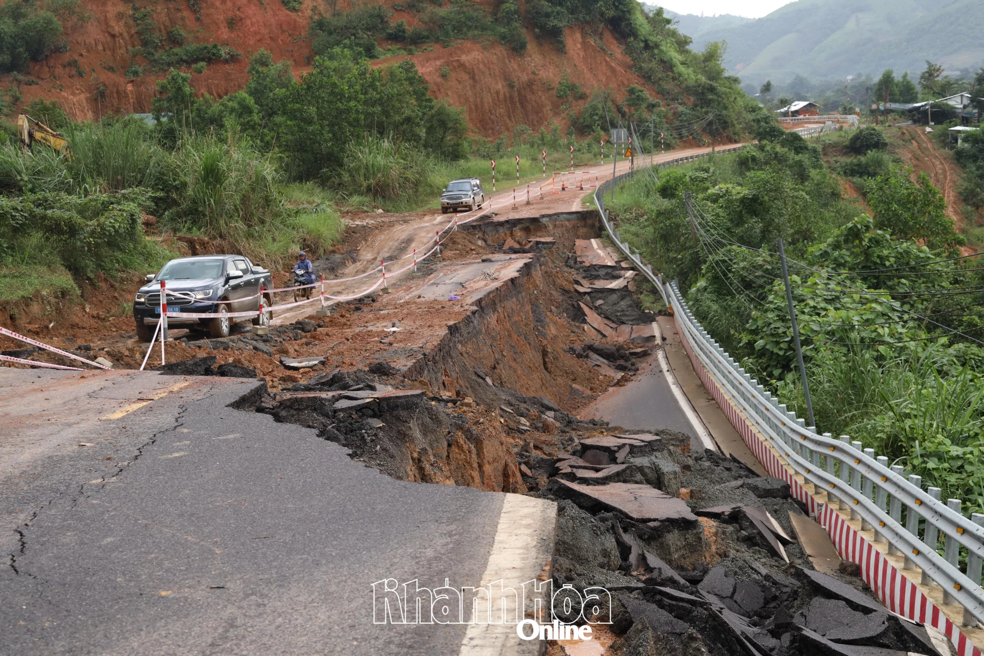 खान ले दर्रा क्षतिग्रस्त हो गया है और टूट गया है, जिसके कारण पिछले आधे महीने से यातायात पूरी तरह से ठप्प पड़ा हुआ है।