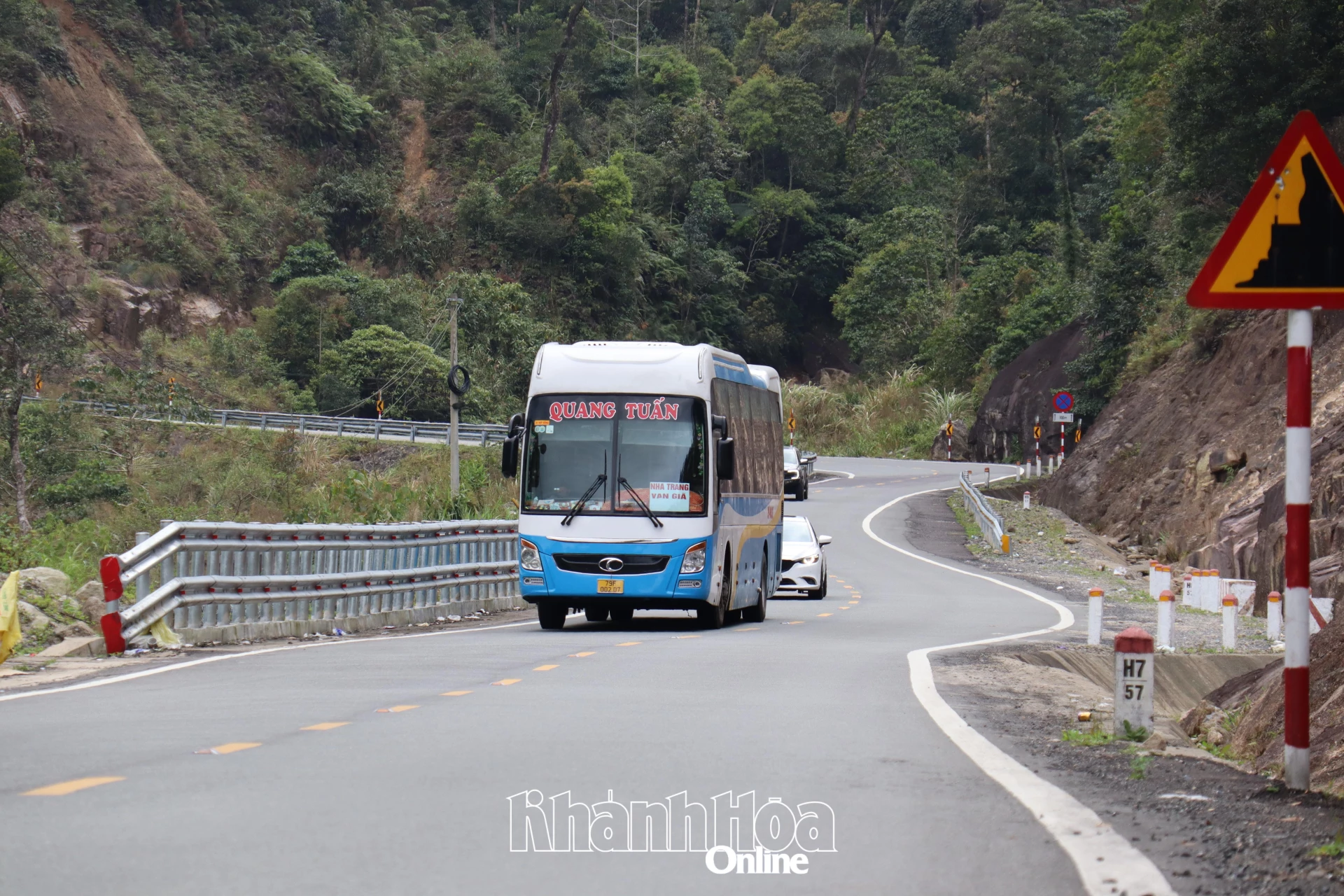 राष्ट्रीय राजमार्ग 27सी न्हा ट्रांग-दा लाट को जोड़ने वाला मुख्य मार्ग है।