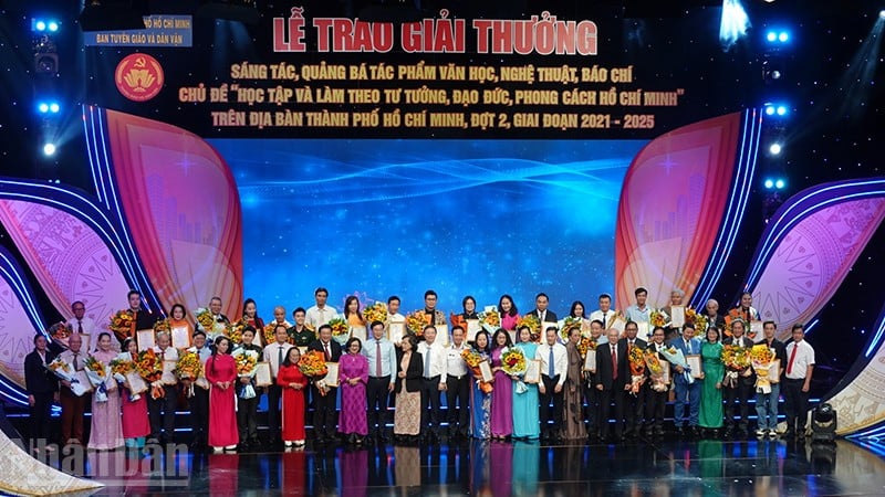 Делегаты фотографируются на память с авторами и отмеченными наградами группами в профессиональной сфере. (Фото: LINH BAO)