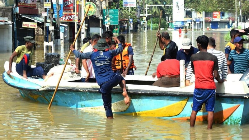 People affected by floods in Colombo, Sri Lanka are taken to safety by boat, December 1, 2025. (Photo: Xinhua)