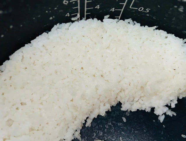 Cơm nguội để qua đêm: Hôm sau ăn có an toàn? - Ảnh 1.