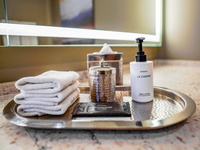 គ្រឿងបរិក្ខារក្នុងសណ្ឋាគារលំដាប់ផ្កាយ 5 សុទ្ធតែមានតម្លៃថ្លៃ។ រូបថត៖ Joey Hadden