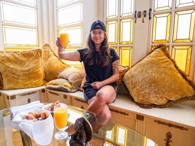 Joey សោកស្ដាយពេលញ៉ាំអាហារក្នុងបន្ទប់របស់គាត់។ រូបថត៖ Joey Hadden