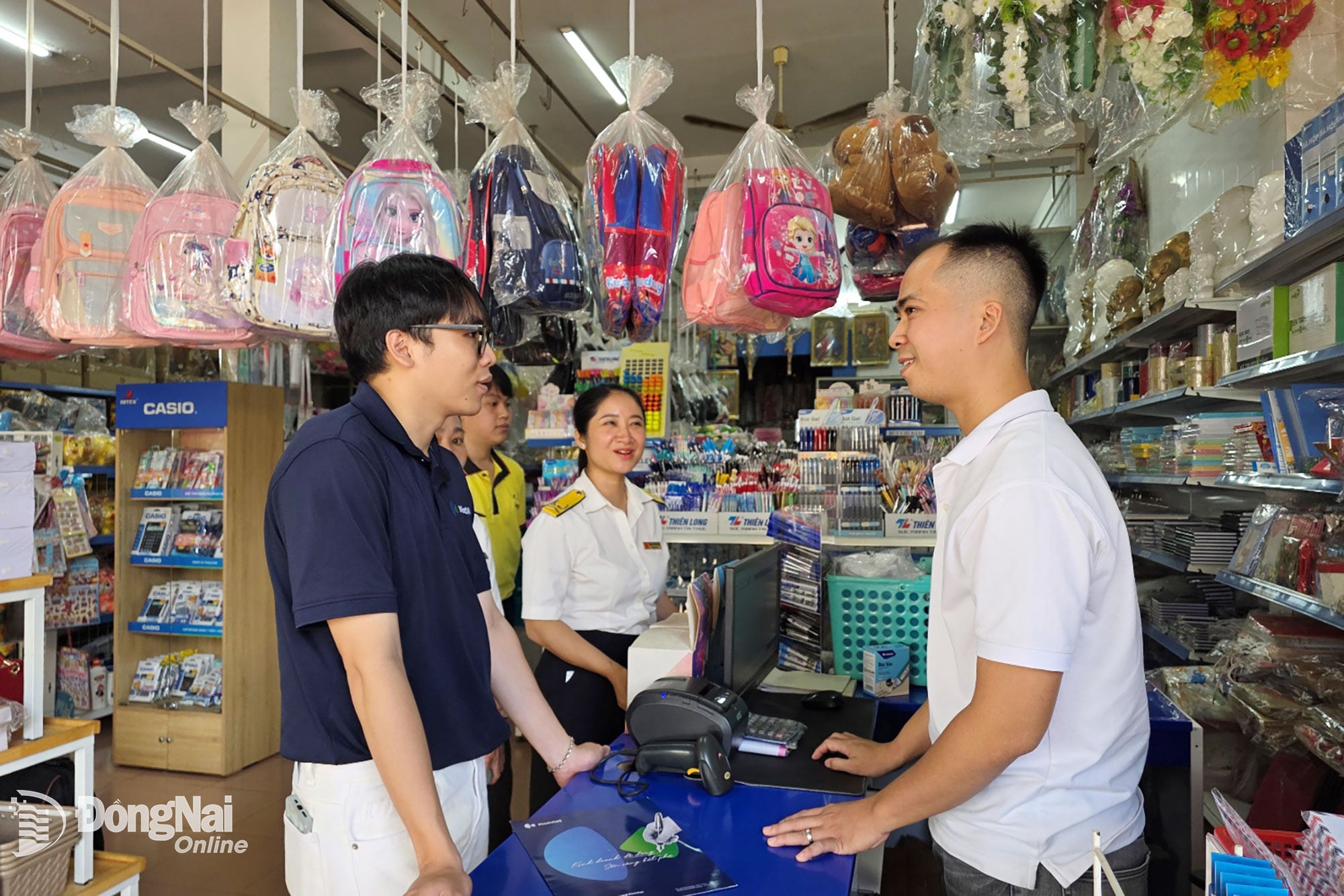 មន្ត្រីពន្ធដារមកពីនាយកដ្ឋានពន្ធដារទី 8 នៃខេត្ត Dong Nai បានសម្របសម្រួលដើម្បីផ្សព្វផ្សាយអត្ថប្រយោជន៍នៃវិក្កយបត្របញ្ចូលសម្រាប់សកម្មភាពអាជីវកម្មនៅមជ្ឈមណ្ឌលពាណិជ្ជកម្ម Phuoc Binh (Phuoc Binh Ward)។ រូបថត៖ Truong Hien