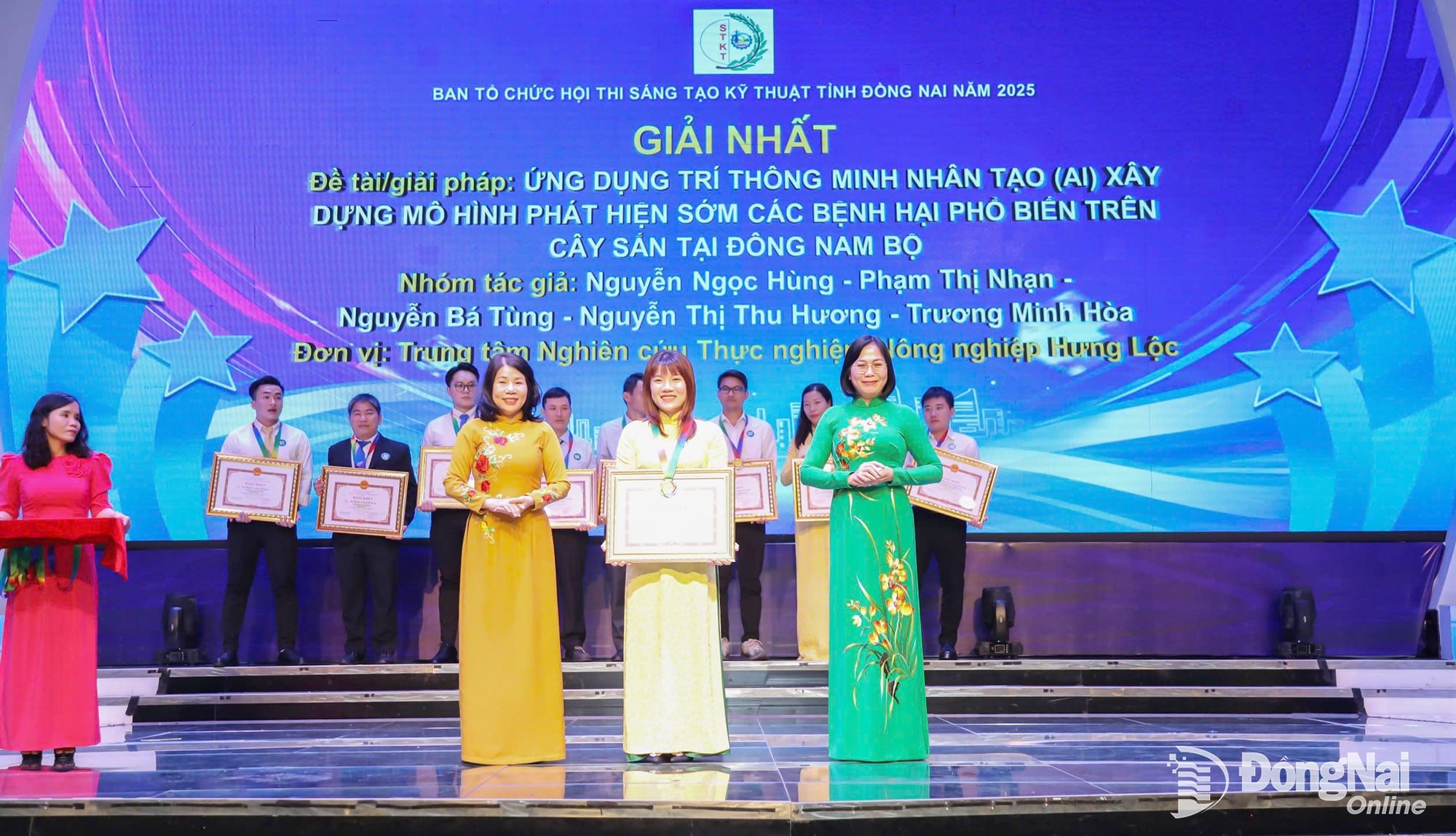 Tỉnh ủy viên, Phó Chủ tịch UBND tỉnh Nguyễn Thị Hoàng (bìa phải) và Chủ tịch Liên hiệp Các hội khoa học và kỹ thuật tỉnh Hoàng Thị Bích Hằng (bìa trái) trao giải nhất Hội thi Sáng tạo kỹ thuật tỉnh Đồng Nai năm 2025. Ảnh: Hải Yến