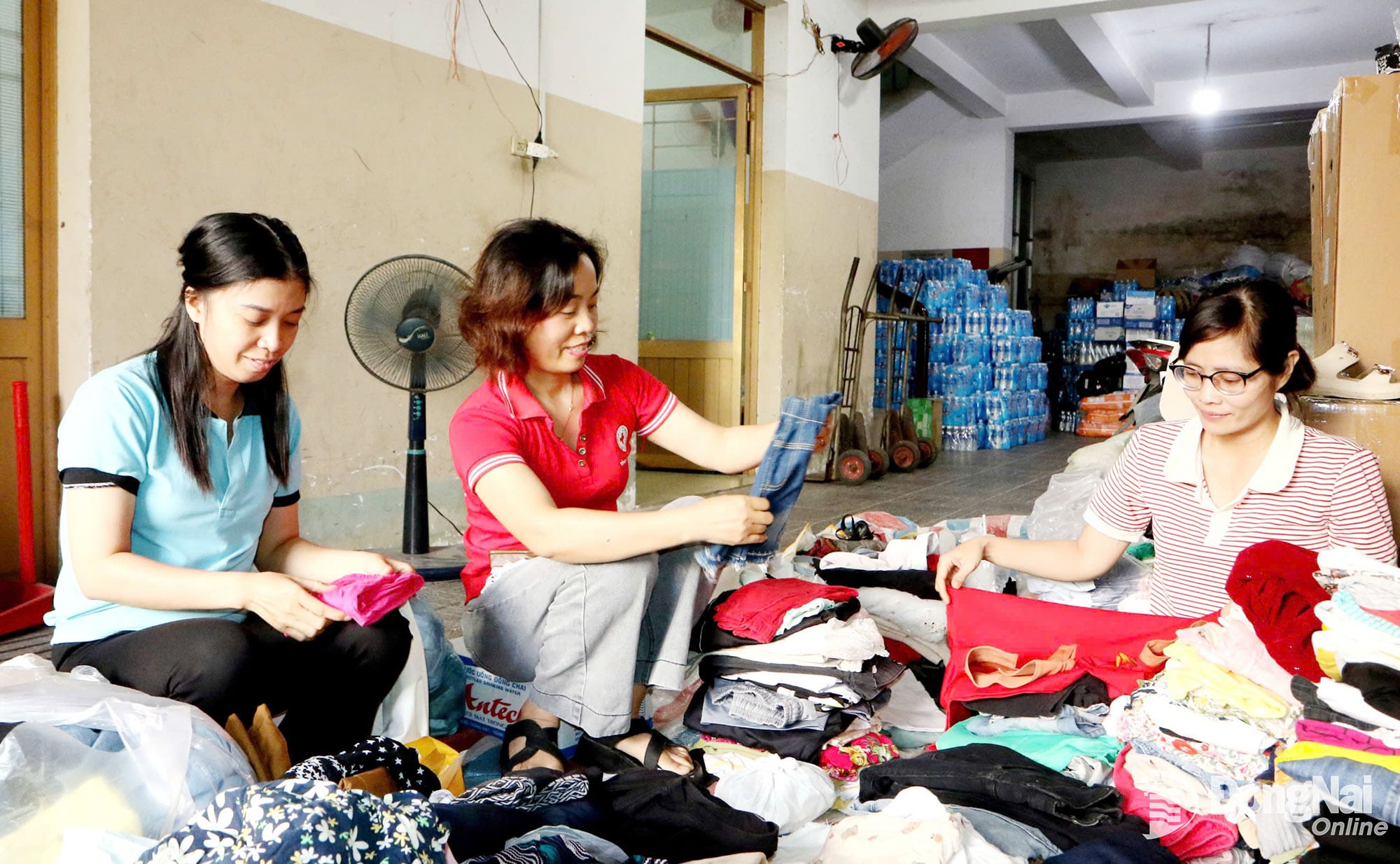 កម្មករនៃសមាគមកាកបាទក្រហមខេត្ត Dong Nai រៀបចំនិងចាត់ថ្នាក់សម្លៀកបំពាក់ដែលផ្តល់ដោយប្រជាជនដើម្បីជួយប្រជាជនយកឈ្នះលើការខូចខាតដែលបណ្តាលមកពីព្យុះនិងទឹកជំនន់។ រូបថត៖ Van Truyen