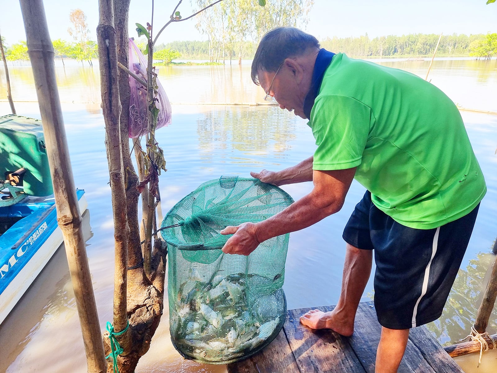 Waiting for the last tide of the season