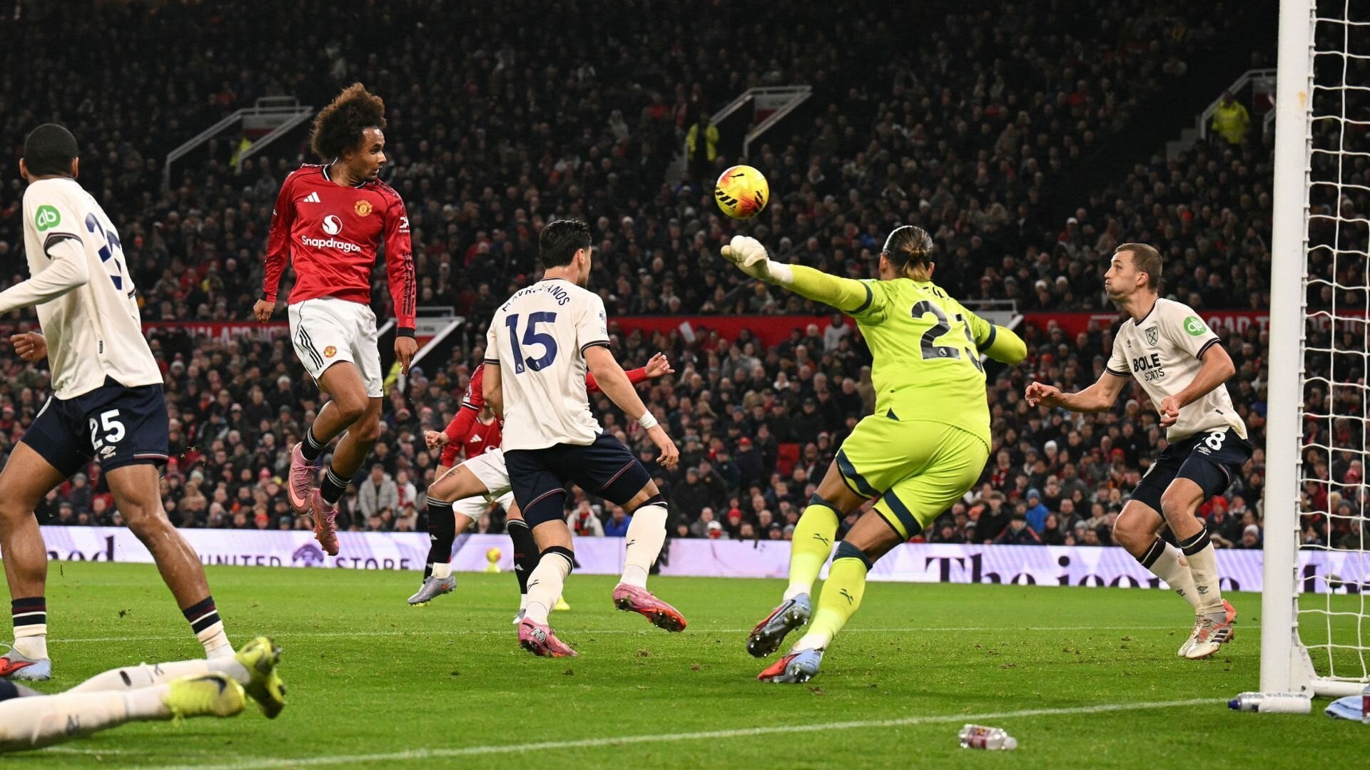 resources_premierleague_pulselive_com 2025 12 04T202956Z_239979464_UP1ELC41KXV2B_RTRMADP_3_FOTBAL ANGLIE MUN WHU.jpg