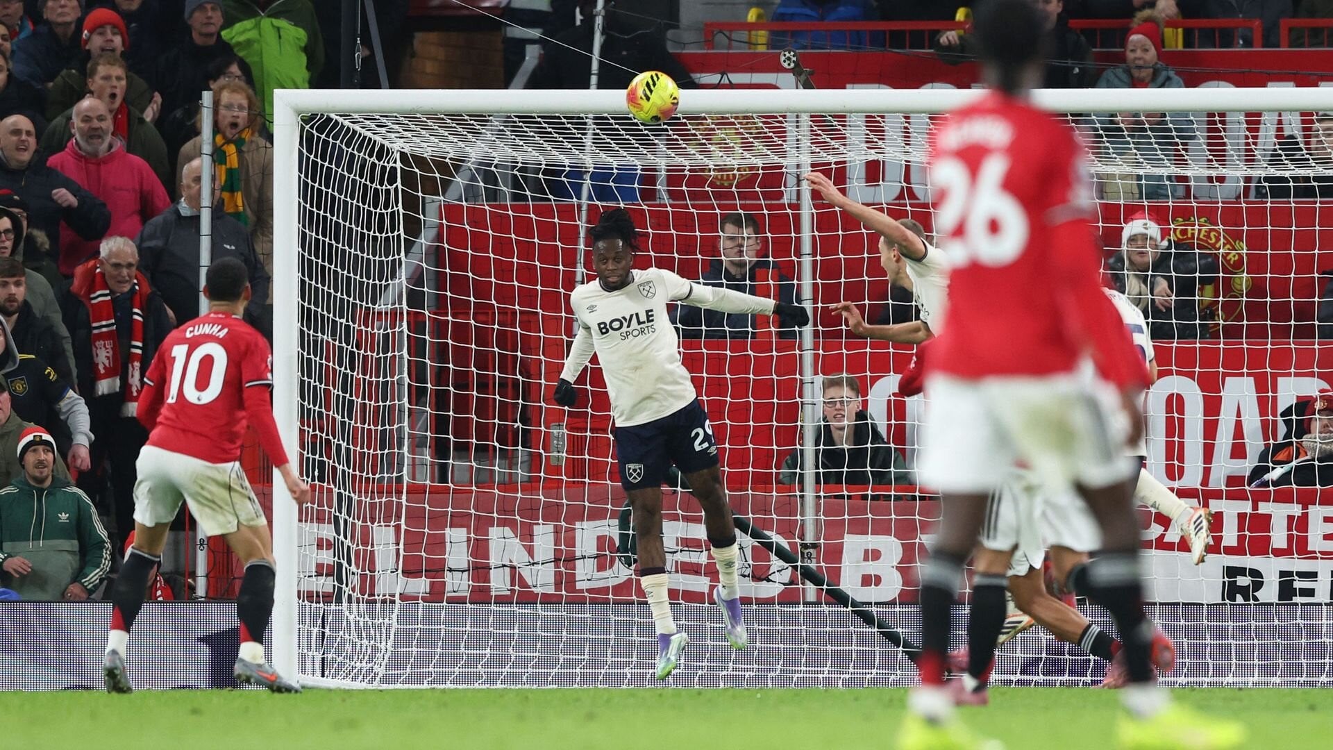 resources_premierleague_pulselive_com 2025 12 04T202956Z_239979464_UP1ELC41KXV2B_RTRMADP_3_FOTBAL ANGLIE MUN WHU (2).jpg