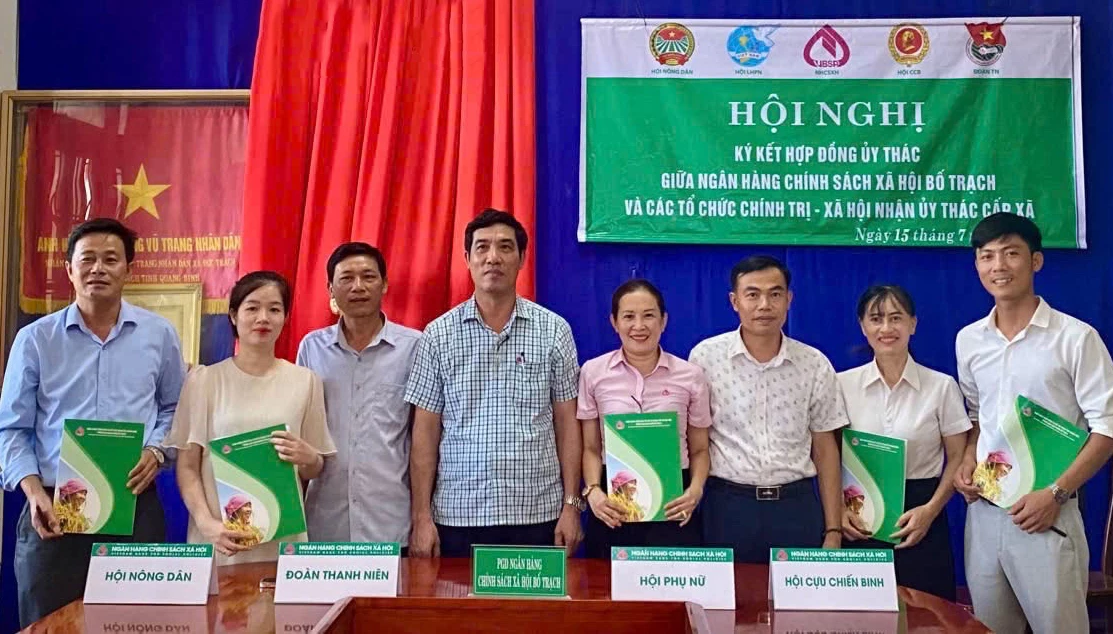 Các tổ chức chính trị-xã hội xã Đông Trạch ký uỷ thác với Ngân hàng Chính sách xã hội Bố Trạch - Ảnh: L.M