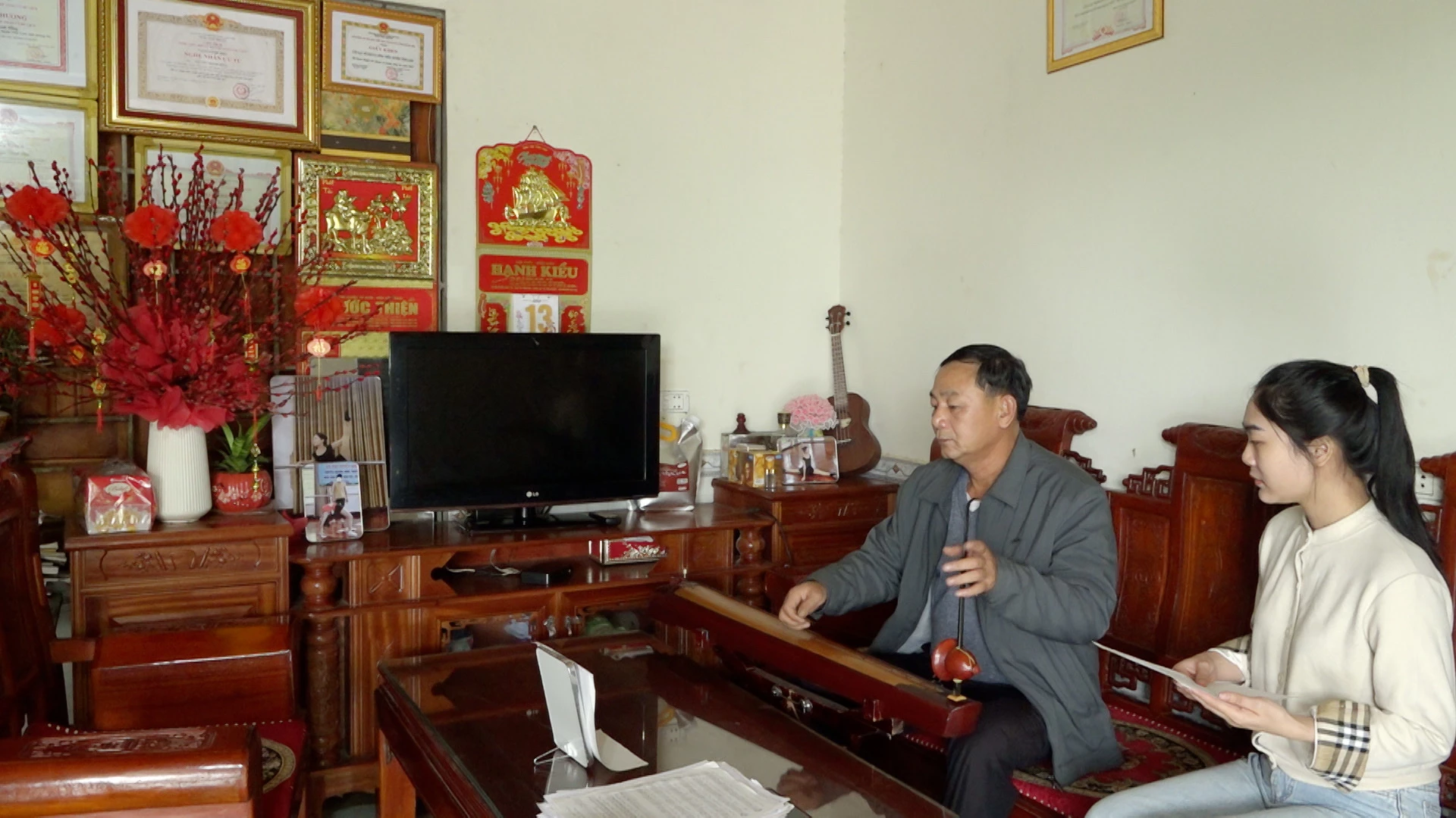 L'artiste de renom Nguyen Thanh Hong consacre beaucoup de temps à cultiver et à développer le précieux patrimoine des chants folkloriques - Photo : D.V