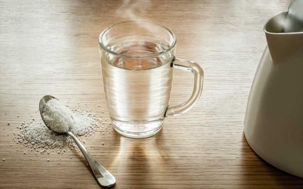 តើការទទួលទានទឹកអំបិលក្ដៅឧណ្ហៗពេលព្រឹកមានឥទ្ធិពលយ៉ាងណា? - រូបថត ២. Nước muối ấm dùng khi nào và rủi ro khi sử dụng không đúng cách