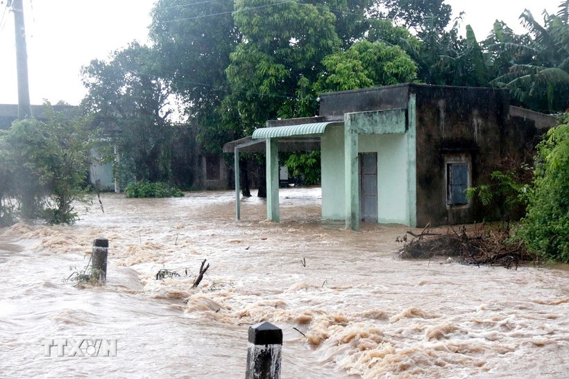폭우로 람동성 함리엠(Ham Liem) 마을에 심각한 홍수가 발생했습니다. (사진: 홍히에우/VNA)